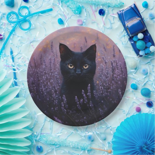 Schwarze Katze in einer Lavenderfelddarstellung Pappteller (Party)