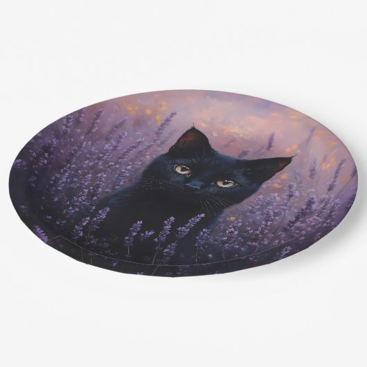 Schwarze Katze in einer Lavenderfelddarstellung Pappteller (Schrägansicht)