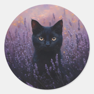 Schwarze Katze in einer Lavenderfelddarstellung Runder Aufkleber