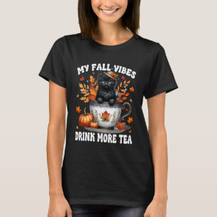 Schwarze Katze in herbstlicher heißer Teetasse für T-Shirt