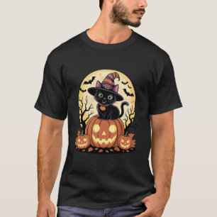 Schwarze Katze in Hexenhut sitzt auf Kürbislaterne T-Shirt
