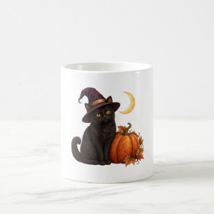Schwarze Katze in Pflaumenhexenhut mit Kürbis und Kaffeetasse