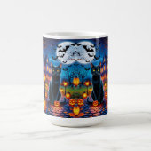 Schwarze Katze in verzauberter Halloween-Landschaf Kaffeetasse (Mittel)