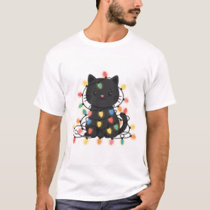 Schwarze Katze in Weihnachtslichter verheddert T-Shirt