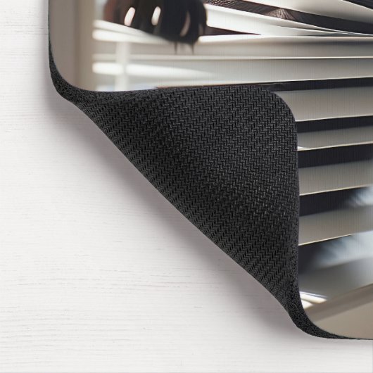 Schwarze Katze in weißen Blinds Mousepad (Ecke)