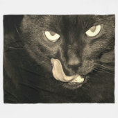 Schwarze Katze lecken Fleecedecke (Vorderseite (Horizontal))