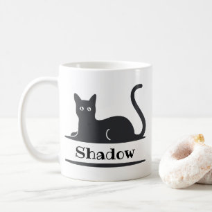 Schwarze Katze liegt mit Monogramm Kaffeetasse