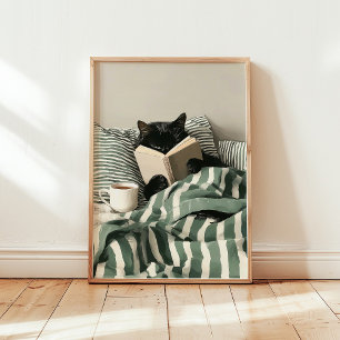 Schwarze Katze liest Buch im Bett Poster