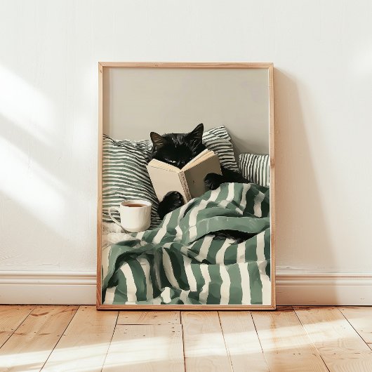 Schwarze Katze liest Buch im Bett Poster