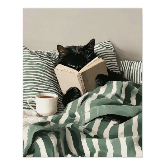 Schwarze Katze liest Buch im Bett Poster (Vorderseite)