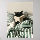 Schwarze Katze liest Buch im Bett Poster (Vorne)