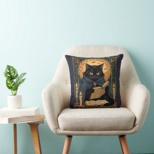 Schwarze Katze liest ein Buch über die Sonnenwende Kissen