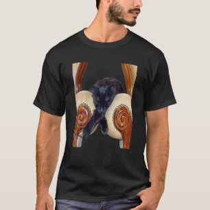 Schwarze Katze lümmelte zwischen zwei Stühlen Bein T-Shirt