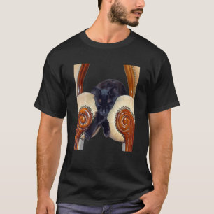 Schwarze Katze lümmelte zwischen zwei Stühlen Bein T-Shirt