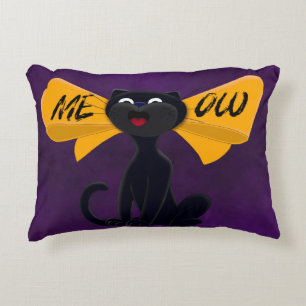 Schwarze Katze miaut in einem Halloween-Orangenban Dekokissen