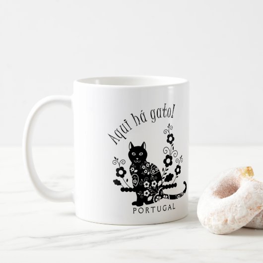 Schwarze Katze mit Blume und portugiesischer Auspr Kaffeetasse (Mit Donut)
