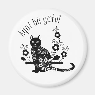 Schwarze Katze mit Blume und portugiesischer Auspr Magnet