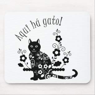 Schwarze Katze mit Blume und portugiesischer Auspr Mousepad