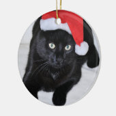 Schwarze Katze mit der roten Weihnachtsmannmütze Keramik Ornament (Links)