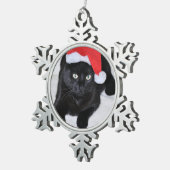 Schwarze Katze mit der roten Weihnachtsmannmütze Schneeflocken Zinn-Ornament (Rechts)