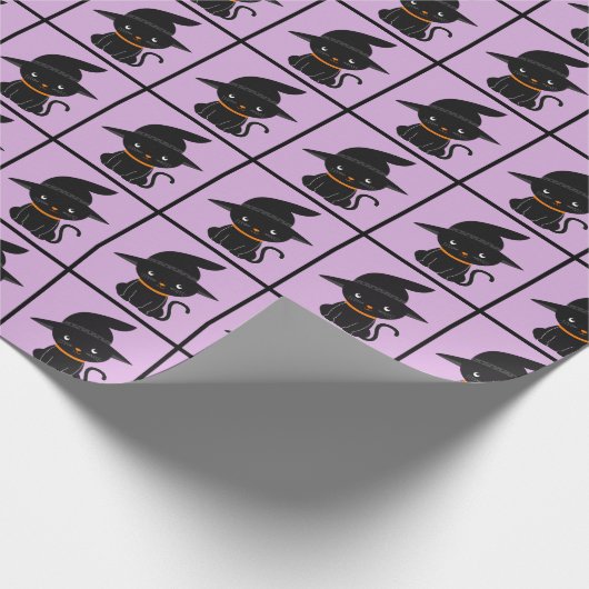 Schwarze Katze mit einem Hexenhut Halloween Geschenkpapier (Ecke)