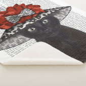 Schwarze Katze mit Fabelhut Sherpadecke (3/4)