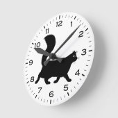 Schwarze Katze mit Fluffy-Schwanz Runde Wanduhr (Winkel)
