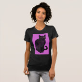 Schwarze Katze mit Fuchsienhintergrund T-Shirt (Vorne ganz)