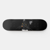 Schwarze Katze mit gelben Augen im Dunkeln Skateboard (Horizontal)