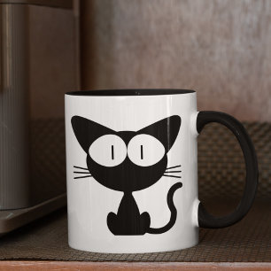 Schwarze Katze mit großen Augen, Schwanz in der Lu Tasse