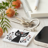 Schwarze Katze mit großen Augen, umgeben von Blume Schlüsselanhänger (Vorderseite rechts)