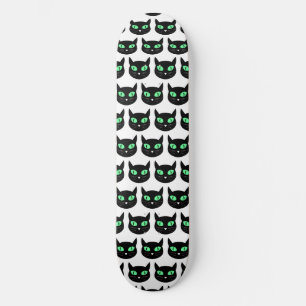 Schwarze Katze mit grünem Augenmuster Skateboard