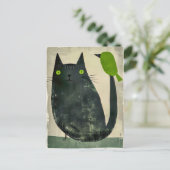 Schwarze Katze mit grünem Vogel auf Schwanz Postkarte (Stehend Vorderseite)