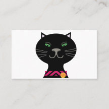 Schwarze Katze mit grünen Augen und rosa Halsband