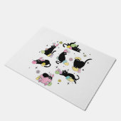 Schwarze Katze mit Haseneiern Fußmatte (Schrägansicht)