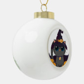 Schwarze Katze mit Kürbislaterne Halloween-Shirt Keramik Kugel-Ornament (Links)