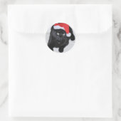 Schwarze Katze mit roter Weihnachtsmannmütze Runder Aufkleber (Tasche)