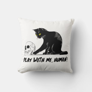 Schwarze Katze mit Schädelspiel mit mir menschlich Kissen