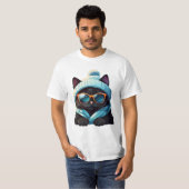 schwarze Katze mit Sonnenbrille und Wintermütze T-Shirt (Vorne ganz)
