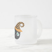 Schwarze Katze mit traurigen Augen und weißem Hut Mattglastasse (VorderseiteRechts)