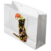 Schwarze Katze mit Weihnachtsbeleuchtung Geschenkt Große Geschenktüte (Vorderseite Schrägansicht)