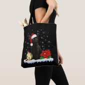 Schwarze Katze mit Weihnachtskostüm der Weihnachts Tasche (Von Nahem)