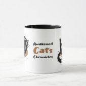 Schwarze Katze mit Whimsikkatze schläft Bauch hoch Tasse (Zentrum)