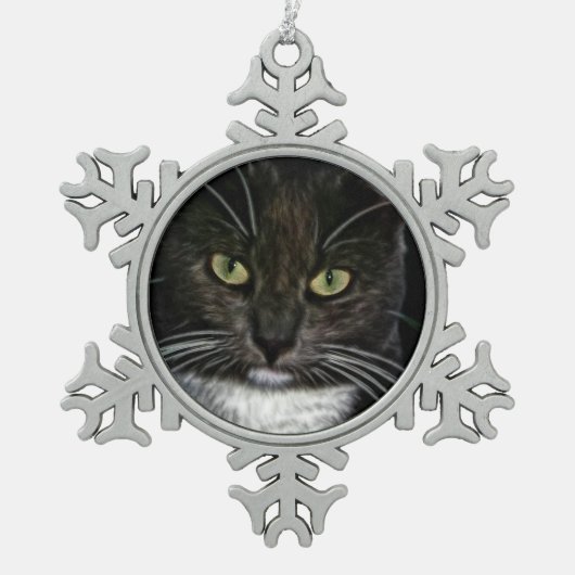 Schwarze Katze Schneeflocken Zinn-Ornament (Vorderseite)