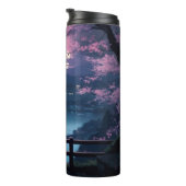 Schwarze Katze sitzt auf Seekunst Thermosbecher (Nach rechts gedreht)