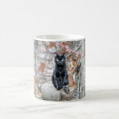 Schwarze Katze sitzt draußen Kaffeetasse (Mittel)