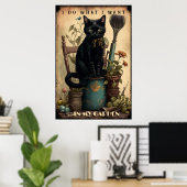 Schwarze Katze sitzt im Garten Poster (Heimbüro)