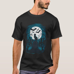 schwarze Katze sitzt nachts auf einem Grabstein mi T-Shirt