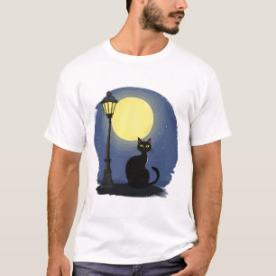 Schwarze Katze sitzt ruhig unter einem Glühen T-Shirt