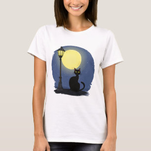 Schwarze Katze sitzt ruhig unter einem Glühen T-Shirt